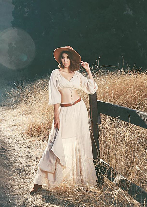 Chân dài sinh năm 1988 vẫn giữ được thần thái khi làm người mẫu ảnh.