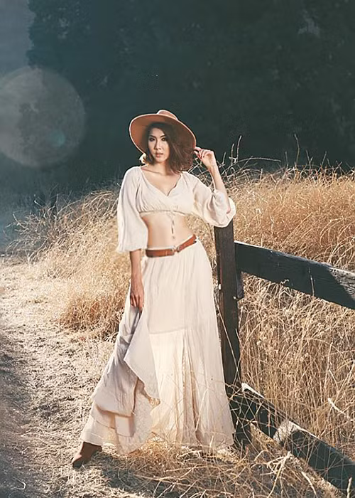 Chân dài sinh năm 1988 vẫn giữ được thần thái khi làm người mẫu ảnh.