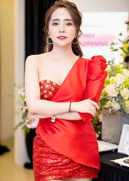 Năm 2019, cô được chú ý nhờ vai Nhã "tiểu tam" trong "Về nhà đi con".