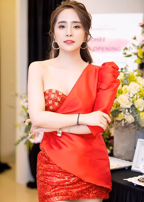 Năm 2019, cô được chú ý nhờ vai Nhã "tiểu tam" trong "Về nhà đi con".