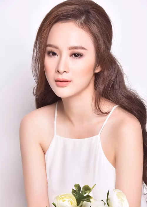 Từ một diễn viên nhí triển vọng, Angela Phương Trinh không còn được khán giả đánh giá cao vì cô vướng vô số lùm xùm khi bước vào tuổi trưởng thành.