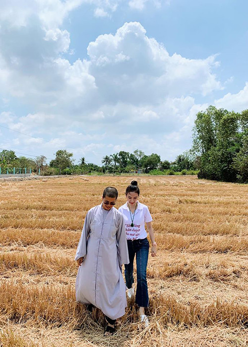 Trong vài năm trở lại đây, Angela Phương Trinh cố gắng tránh thị phi, ồn ào. Cô mặc kín đáo, không phát ngôn gây sốc. Người hâm mộ hy vọng "bà mẹ nhí" sẽ tiếp tục giữ hình ảnh gái ngoan.