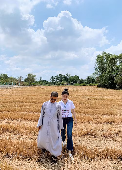 Trong vài năm trở lại đây, Angela Phương Trinh cố gắng tránh thị phi, ồn ào. Cô mặc kín đáo, không phát ngôn gây sốc. Người hâm mộ hy vọng "bà mẹ nhí" sẽ tiếp tục giữ hình ảnh gái ngoan.