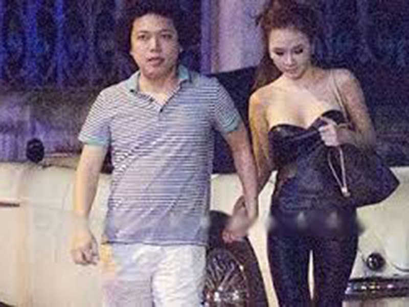 Ngoài chuyện tuổi tác, “bà mẹ nhí” còn gây ồn ào về chuyện yêu đương. Năm 2012, cô công khai hẹn hò vị đại gia ở Sài thành hơn nhiều tuổi. Sau đó 2 tháng, nữ diễn viên bất ngờ tuyên bố chia tay. Ảnh: Plo