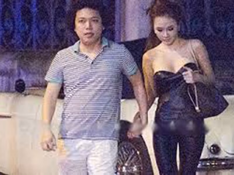 Ngoài chuyện tuổi tác, “bà mẹ nhí” còn gây ồn ào về chuyện yêu đương. Năm 2012, cô công khai hẹn hò vị đại gia ở Sài thành hơn nhiều tuổi. Sau đó 2 tháng, nữ diễn viên bất ngờ tuyên bố chia tay. Ảnh: Plo