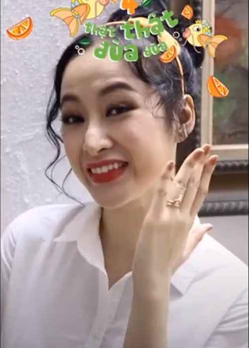 Điều đáng nói là Angela Phương Trinh vướng nghi vấn bị “biến chứng” phẫu thuật thẩm mỹ với chiếc mũi lúc dài ngoằng lúc xiêu vẹo.