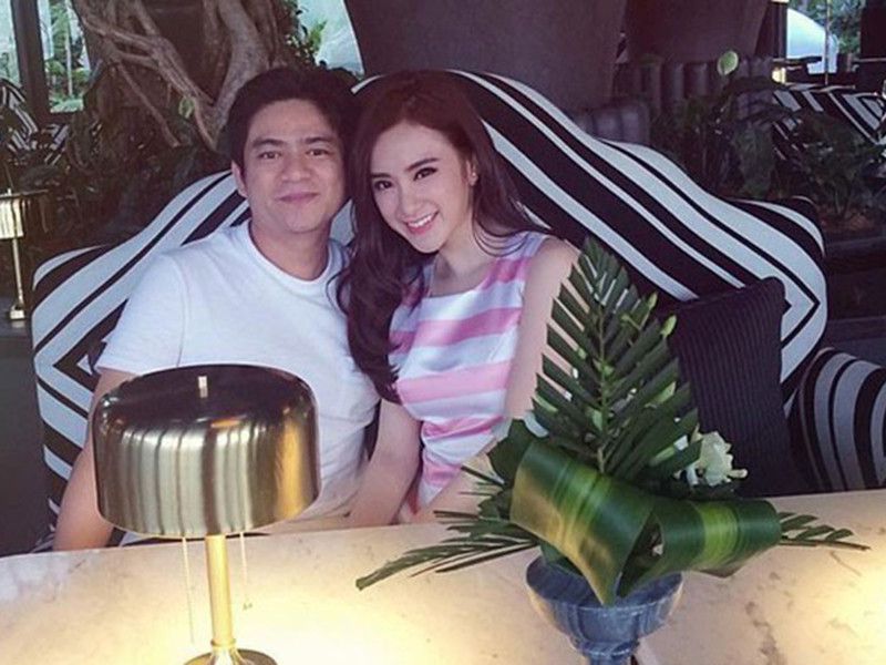 Cuối năm 2014, Angela Phương Trinh lộ ảnh tình tứ bên bác sĩ thẩm mỹ Chiêm Quốc Thái nhưng “bà mẹ nhí” phủ nhận chuyện hẹn hò. Đến đầu năm 2015, Chiêm Quốc Thái lại xác nhận mối quan hệ tình cảm này. Ảnh: Ngoisao