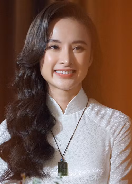 Hồi nhỏ, Angela Phương Trinh được yêu mến bởi hình ảnh ngoan hiền. Tuy nhiên, khi trưởng thành, người đẹp lại “ngụp lặn” trong scandal.