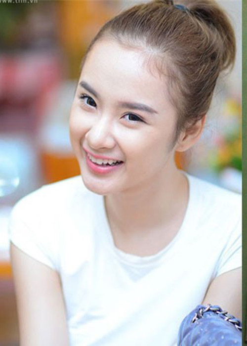 Năm 2013, trong kỳ thi THPT, Angela Phương Trinh vẫn thản nhiên đi uống cà phê. Giữa ồn ào, nữ diễn viên thú nhận học hệ bổ túc vì muốn kiếm tiền hỗ trợ kinh tế gia đình và sẽ thi tốt nghiệp vào dịp sau này.