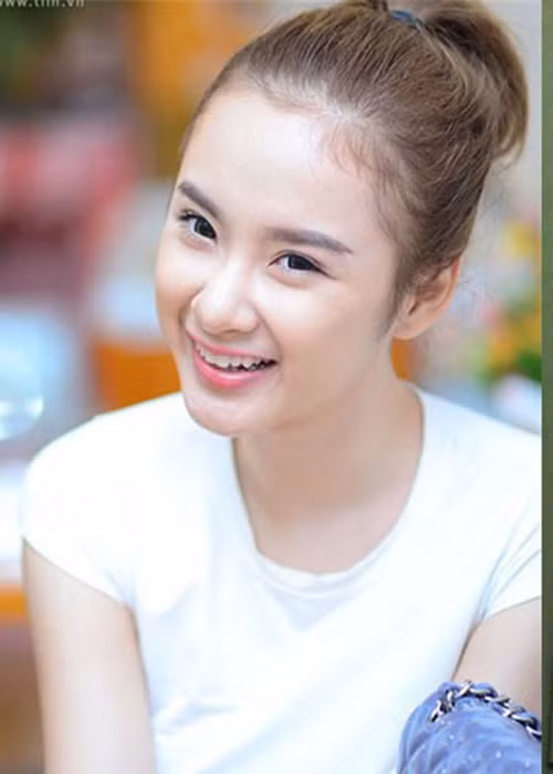 Năm 2013, trong kỳ thi THPT, Angela Phương Trinh vẫn thản nhiên đi uống cà phê. Giữa ồn ào, nữ diễn viên thú nhận học hệ bổ túc vì muốn kiếm tiền hỗ trợ kinh tế gia đình và sẽ thi tốt nghiệp vào dịp sau này.