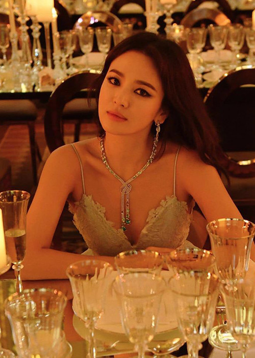 Sau khi ly hôn Song Joong Ki, nàng ngọc nữ màn ảnh xứ Hàn khá chuộng trang phục tôn vẻ đẹp hình thể.