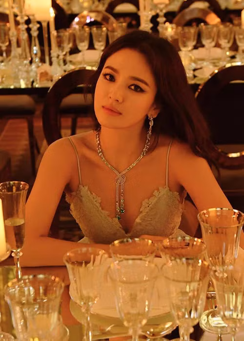 Sau khi ly hôn Song Joong Ki, nàng ngọc nữ màn ảnh xứ Hàn khá chuộng trang phục tôn vẻ đẹp hình thể.