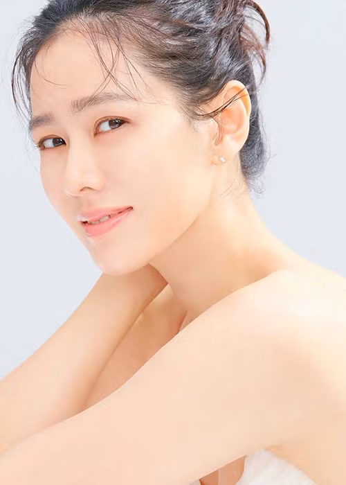 Son Ye Jin là người tình màn ảnh mới nhất của Hyun Bin. Cả hai đang đóng phim "Hạ cánh nơi anh".