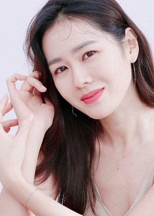 Bạn gái màn ảnh của Hyun Bin sở hữu vẻ đẹp dịu dàng, man mác buồn.