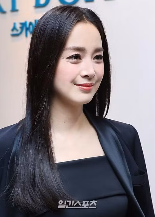 Ngoài thân hình kém thon thả, nữ diễn viên còn để lộ nếp nhăn nơi đuôi mắt.