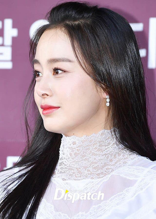 Sau khi kết hôn, người đẹp lui về hậu trường để chăm sóc tổ ấm nhỏ. Trước khi tái xuất màn ảnh, Kim Tae Hee hạn chế xuất hiện trước công chúng.