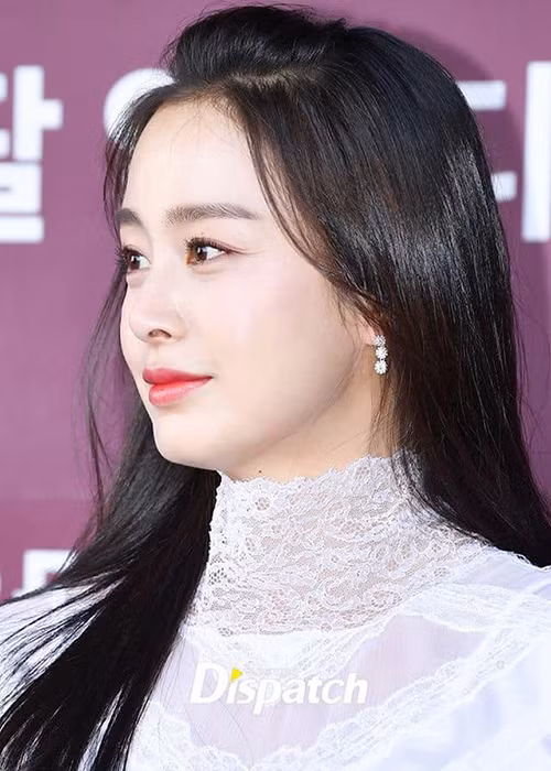 Sau khi kết hôn, người đẹp lui về hậu trường để chăm sóc tổ ấm nhỏ. Trước khi tái xuất màn ảnh, Kim Tae Hee hạn chế xuất hiện trước công chúng.