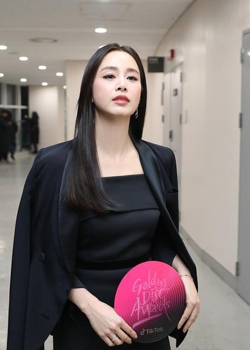 Nữ diễn viên Kim Tae Hee vừa tham gia sự kiện Golden Disc Awards với vai trò người trao giải.