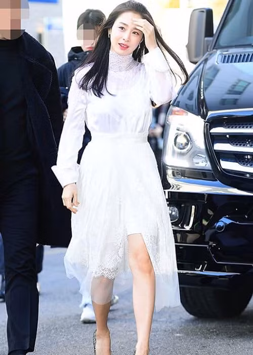 Hồi tháng 1/2017, nữ diễn viên kết hôn cùng Bi Rain. Đám cưới được tổ chức tiết kiệm, giản dị.