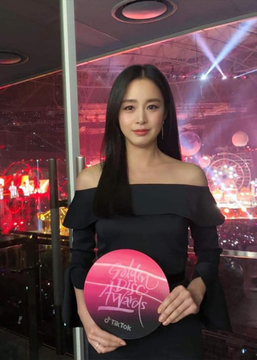 Kim Tae Hee đã sinh con gái đầu lòng hồi tháng 10/2017. Đến tháng 9 năm 2019, cô và Bi Rain có thêm một bé gái.