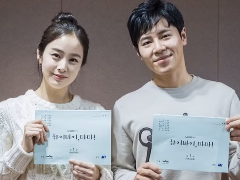 Hình ảnh Kim Tae Hee trong buổi đọc kịch bản phim mới.