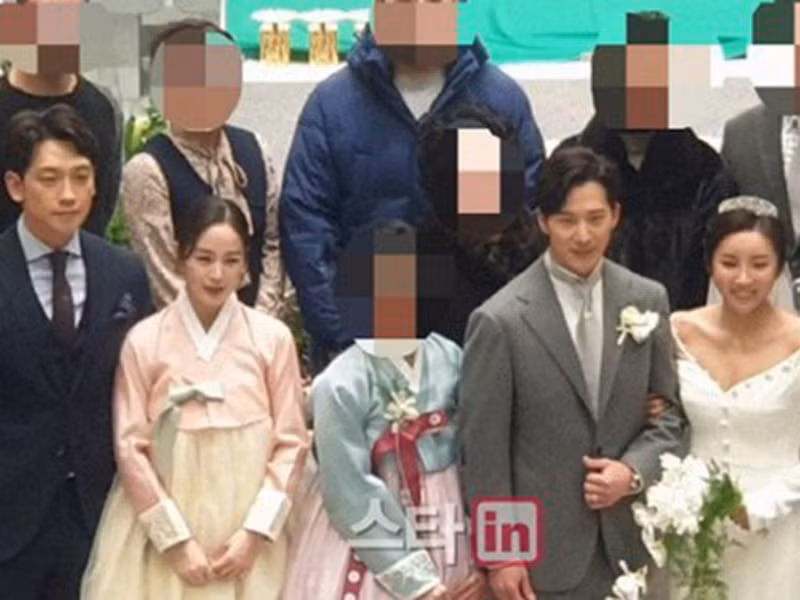 Kim Tae Hee mặc trang phục truyền thống trong đám cưới em trai.