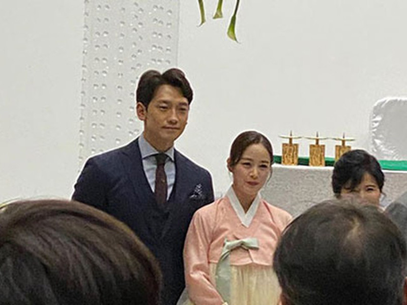 Cách đây không lâu, vợ chồng Kim Tae Hee xuất hiện trong đám cưới của em trai nữ diễn viên.
