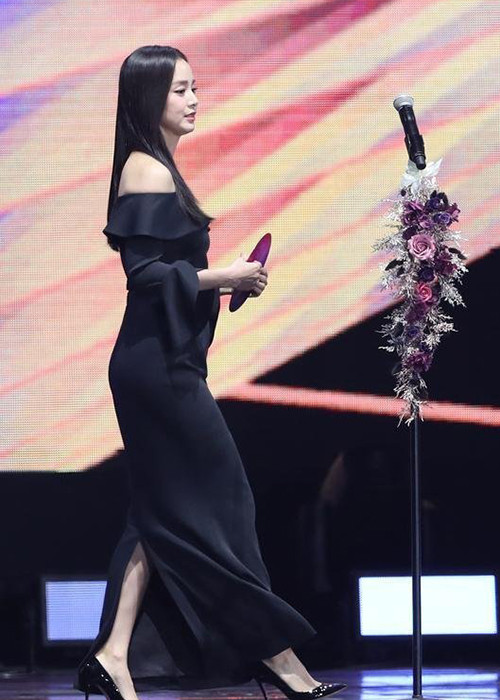 Sau 5 tháng sinh con thứ hai, Kim Tae Hee dường như chưa về dáng như thời con gái.