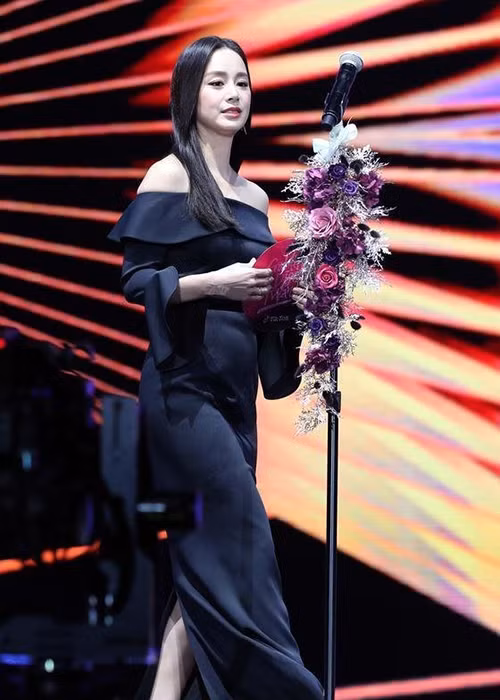 Bà xã của Bi Rain khoe vai trần gợi cảm trong bộ đầm tông đen nhưng bị soi vòng 2 kém thon gọn.