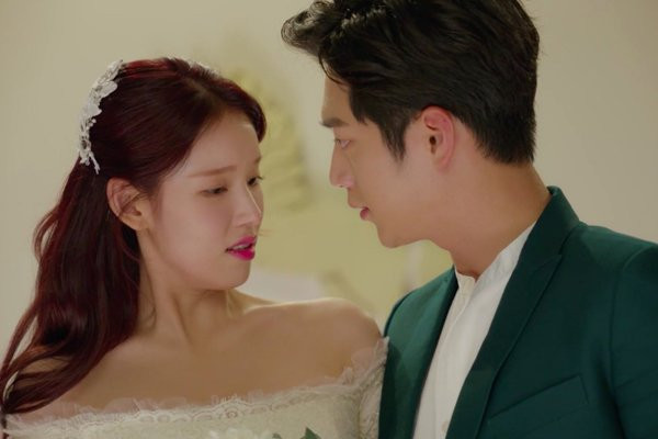 Phu dau bat khoc, toi nhe nhang an ui roi nem hoa cuoi dan mat-Hinh-2