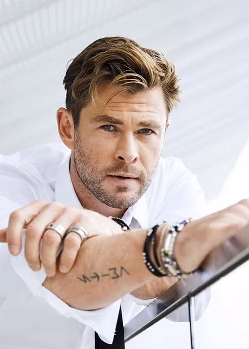 Chris Hemsworth sinh năm 1983, sở hữu gương mặt điển trai với đôi mắt xanh hút hồn, body 6 múi căng đét.