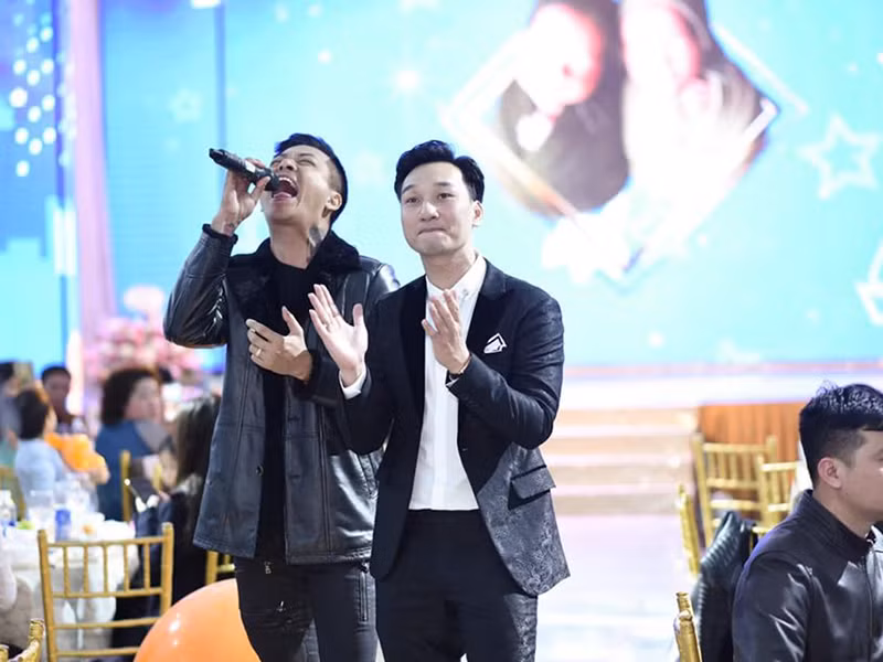 Tuấn Hưng hát tặng vợ chồng Thành Trung.