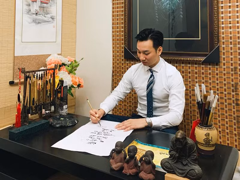 “Ba nghĩ người quân tử ắt có đầy đủ tố chất cần của người đàn ông và thành người là mong muốn lớn nhất của tất cả các bậc cha mẹ dành cho con mình. Và ba mong các con khi lớn lên sẽ biết tự luyện rèn bản thân mỗi ngày để có thể là: “Chính Nhân quân tử đứng giữa trời/Hiếu Nhân thành người phúc tổ tông”. Ba yêu các con: Võ Thành Chính Nhân - Võ Thành Hiếu Nhân”.