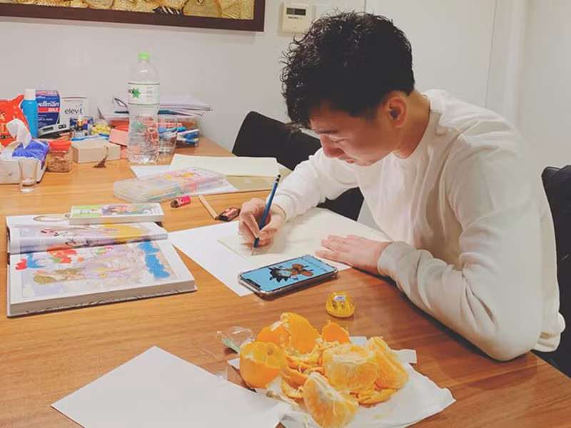 Để mừng hai con trai chào đời, Thành Trung còn tự vẽ tranh nhân vật Goku và Daino tặng các con.