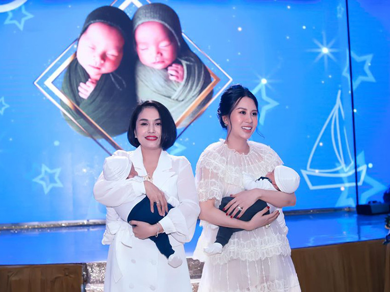 Bé Chính Nhân và Hiếu Nhân là cặp song sinh nhà Thành Trung và Ngọc Hương.