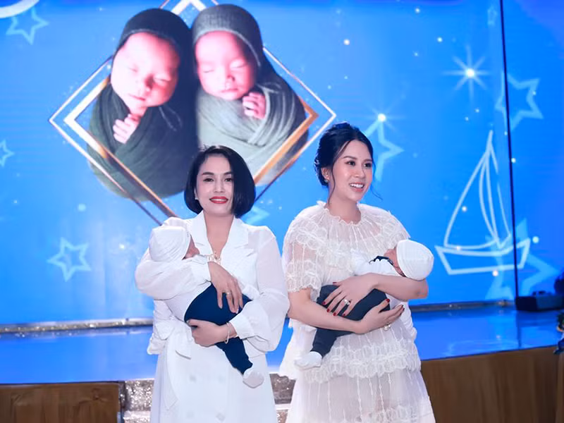 Bé Chính Nhân và Hiếu Nhân là cặp song sinh nhà Thành Trung và Ngọc Hương.