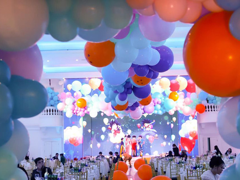 Vợ chồng Thành Trung tổ chức tiệc đầy tháng khá hoành tráng.