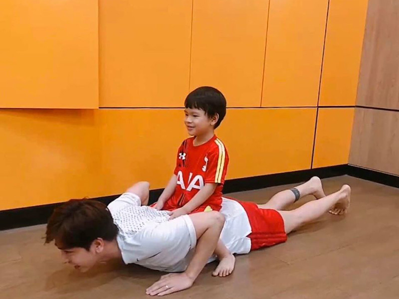 Kin Nguyễn tỏ ra khá chiều chuộng con riêng của vợ.