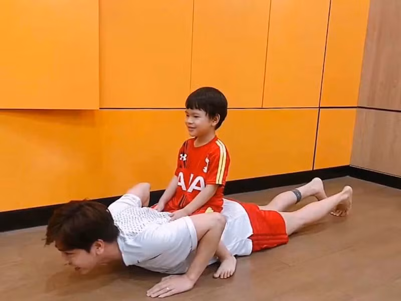 Kin Nguyễn tỏ ra khá chiều chuộng con riêng của vợ.