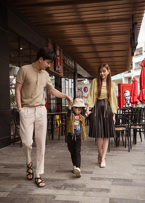 Thu Thủy và ông xã luôn dậy sớm để cùng đưa đón con đi học, chăm sóc chu đáo cho bé.