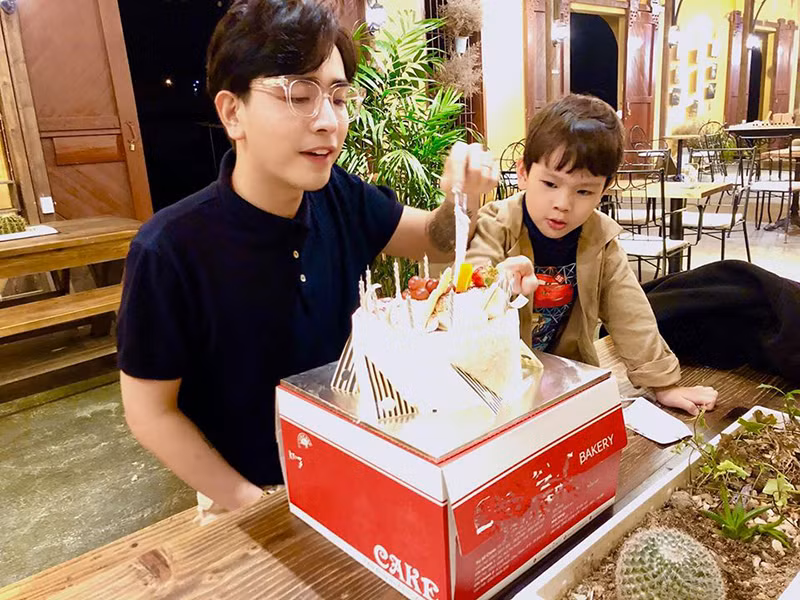 Bé Henry luôn vui vẻ xuất hiện bên bố dượng.