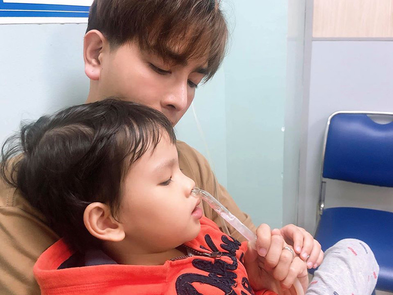 Sau ồn ào, Kin Nguyễn dần lấy lại thiện cảm của khán giả bằng những hành động yêu thương bé Henry.