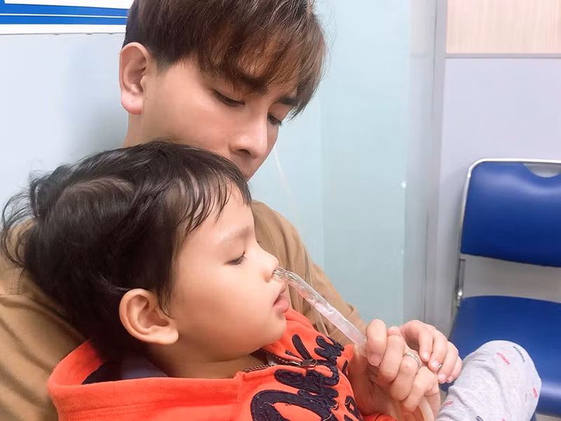 Sau ồn ào, Kin Nguyễn dần lấy lại thiện cảm của khán giả bằng những hành động yêu thương bé Henry.