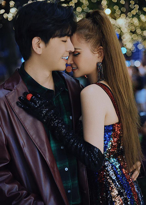 Cặp đôi luôn dành cho nhau những cử chỉ tình tứ, cho thấy tình cảm vẫn mặn nồng.