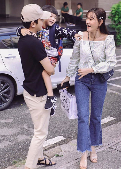 Nữ ca sĩ mong gia đình của cô luôn bình an, vui vẻ và ngập tràn tiếng cười hạnh phúc. Bên cạnh đó, Thu Thủy muốn đón thêm một thiên thần nhỏ trong năm nay.