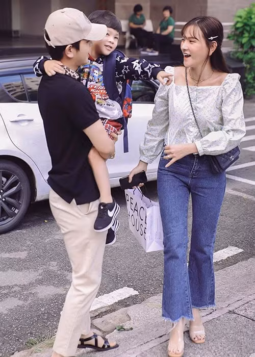 Nữ ca sĩ mong gia đình của cô luôn bình an, vui vẻ và ngập tràn tiếng cười hạnh phúc. Bên cạnh đó, Thu Thủy muốn đón thêm một thiên thần nhỏ trong năm nay.