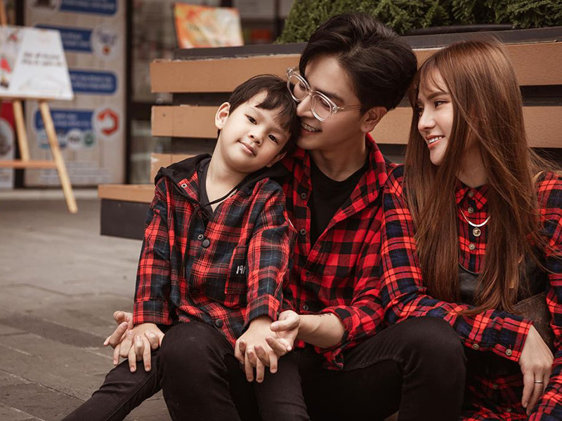 Niềm hạnh phúc nhất của vợ chồng Thu Thủy là được nhìn thấy bé Henry khôn lớn và vui cười mỗi ngày.