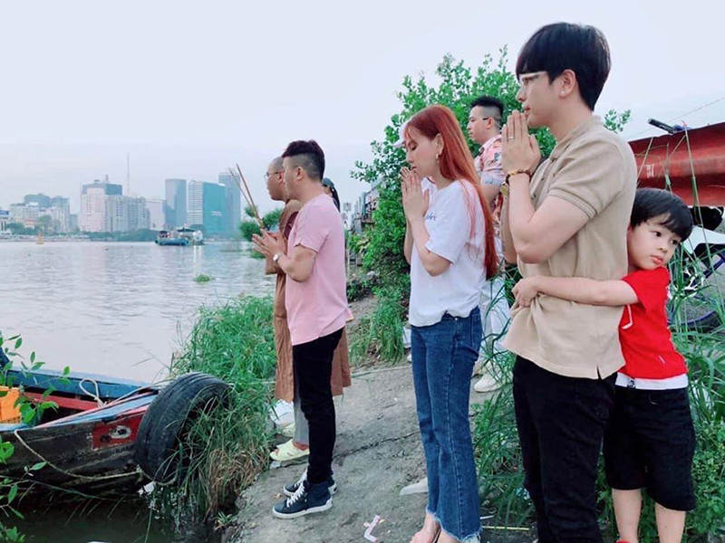 Hình ảnh bé Henry ôm chặt bố dượng phần nào chứng tỏ cả hai rất thân thiết.