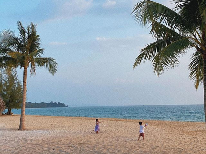 Dịp Tết dương lịch 2020, Tăng Thanh Hà lại dành thời gian cho chồng con. Mới đây, cô khoe hình ảnh cậu con trai và cô con gái thả diều bên bờ biển.