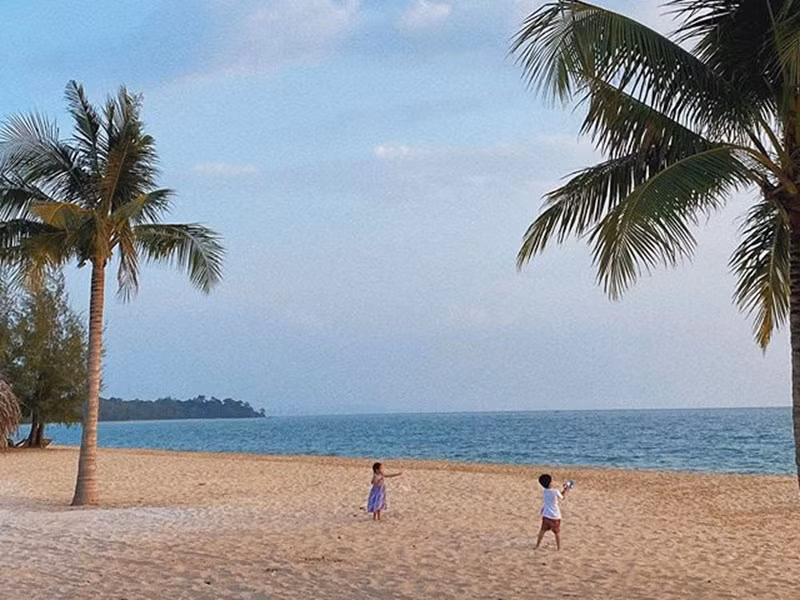 Dịp Tết dương lịch 2020, Tăng Thanh Hà lại dành thời gian cho chồng con. Mới đây, cô khoe hình ảnh cậu con trai và cô con gái thả diều bên bờ biển.